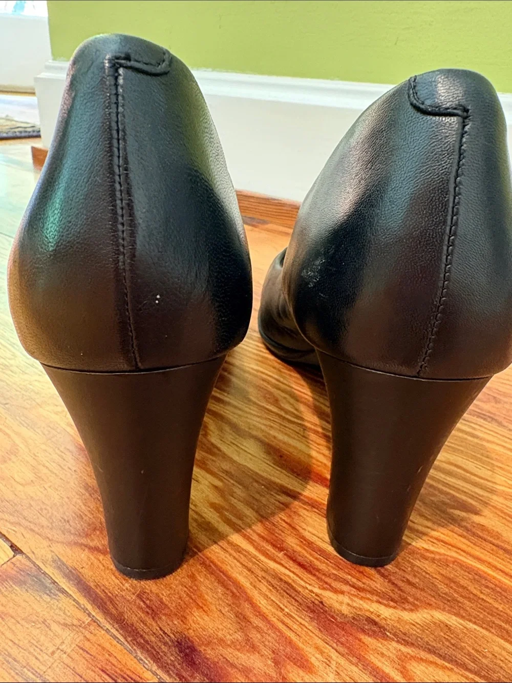 Rockport Black Leather Round-Toe Heels